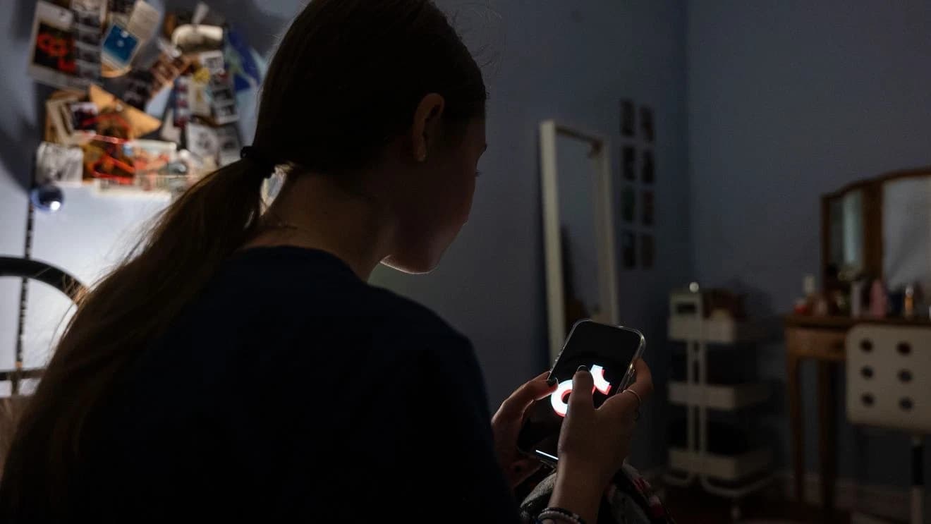 California moves to ban addictive social media features for users under 16