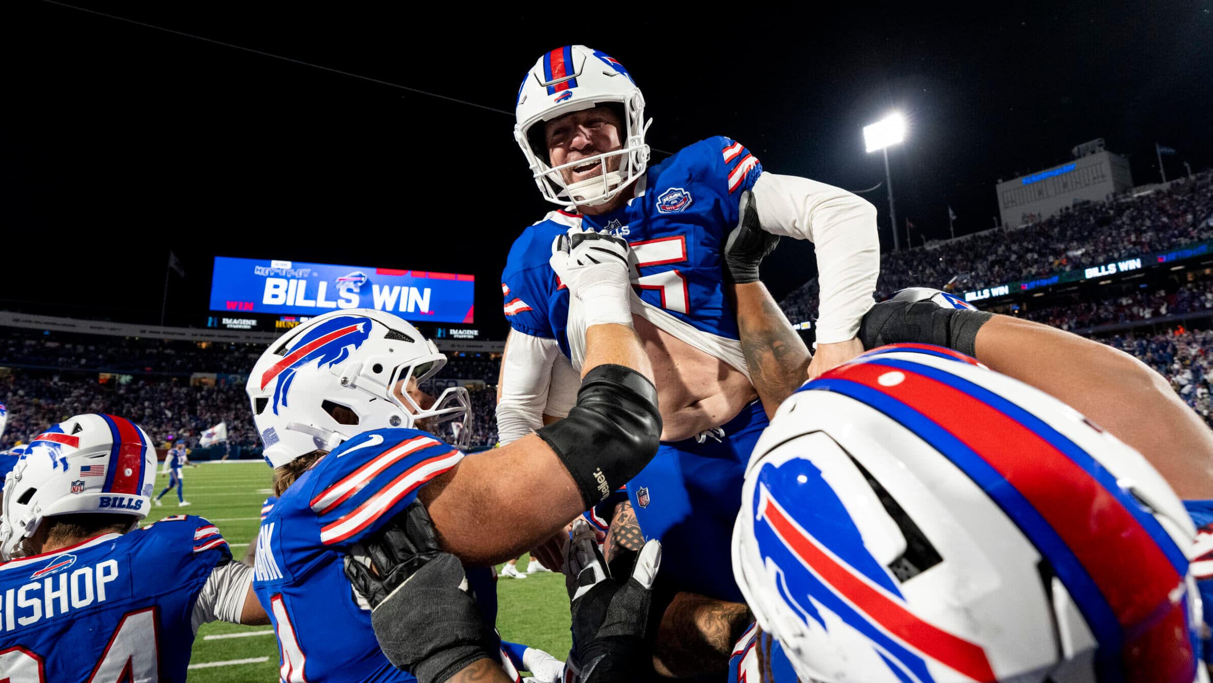 Netflix beats out YouTube for five-game NFL rights package