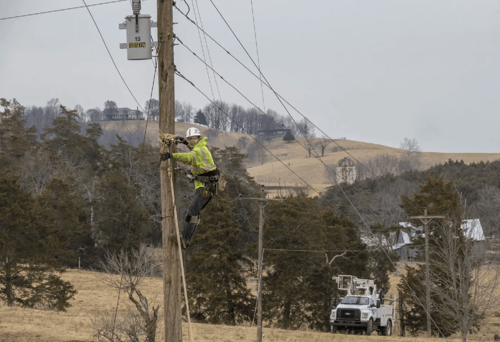 Utilities challenge FCC’s 30-day pole contractor approval rule