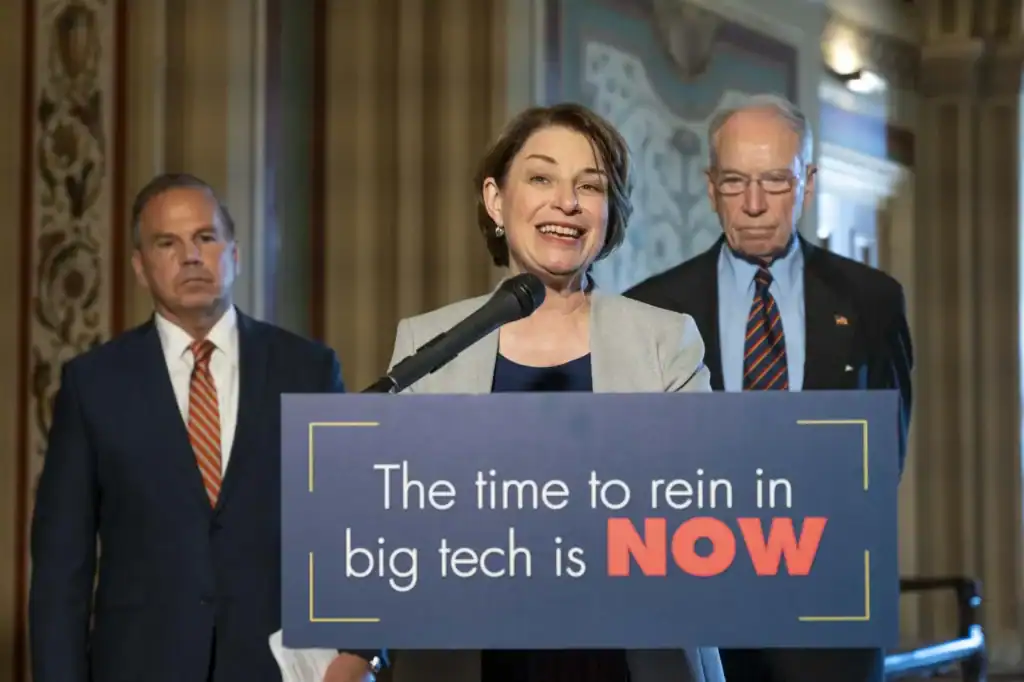 Bipartisan Senate Bill Targets Big Tech Platforms Amid Apple Opposition