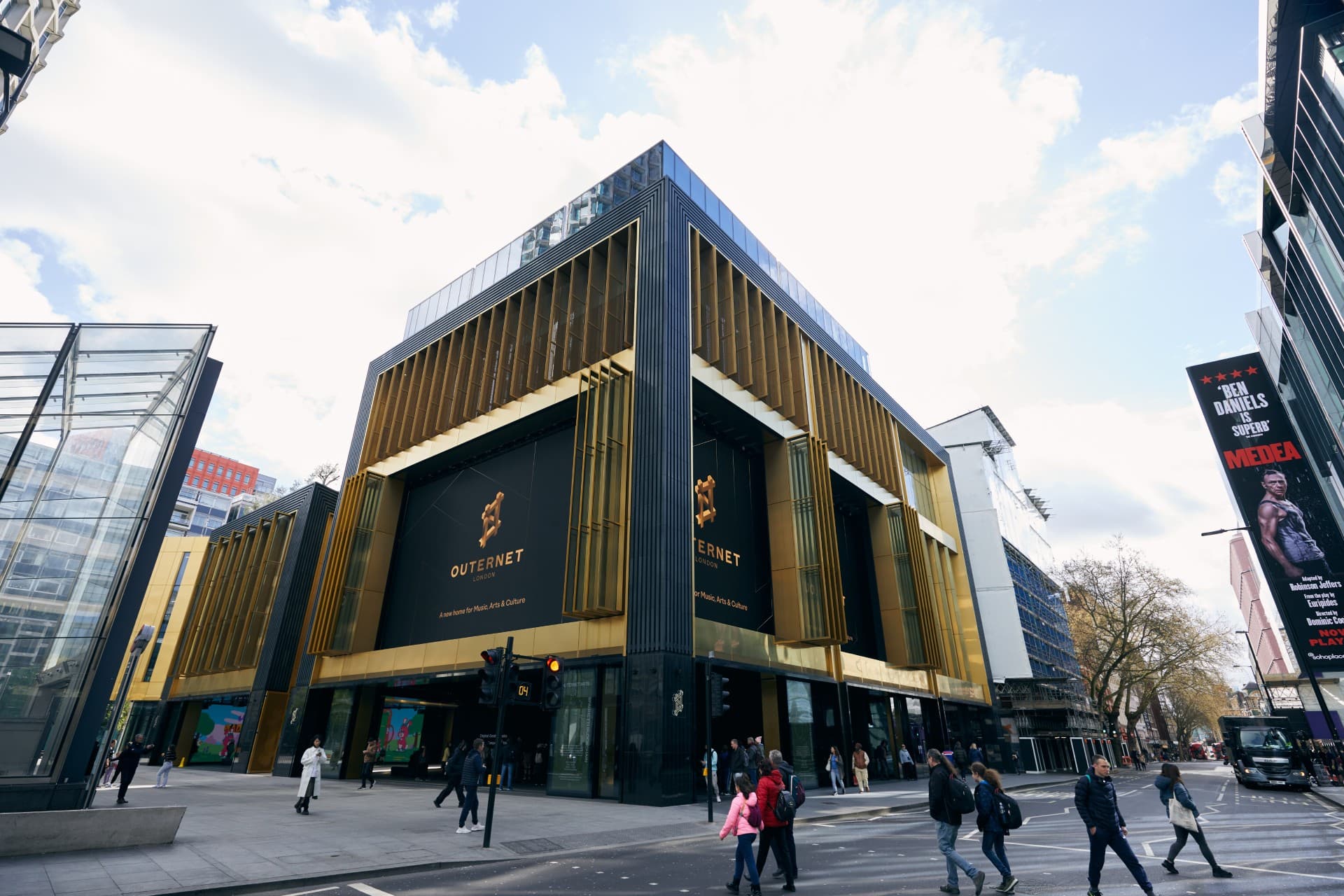 FreeWheel, Outernet Partner to Programmatize London's Large-Scale DOOH Inventory